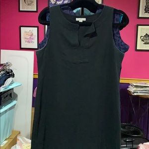 Sleeveless dress with V neckline